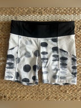 Lululemon Run: Dart and Dash Bike Shorts in the Seaside Dot White/Black